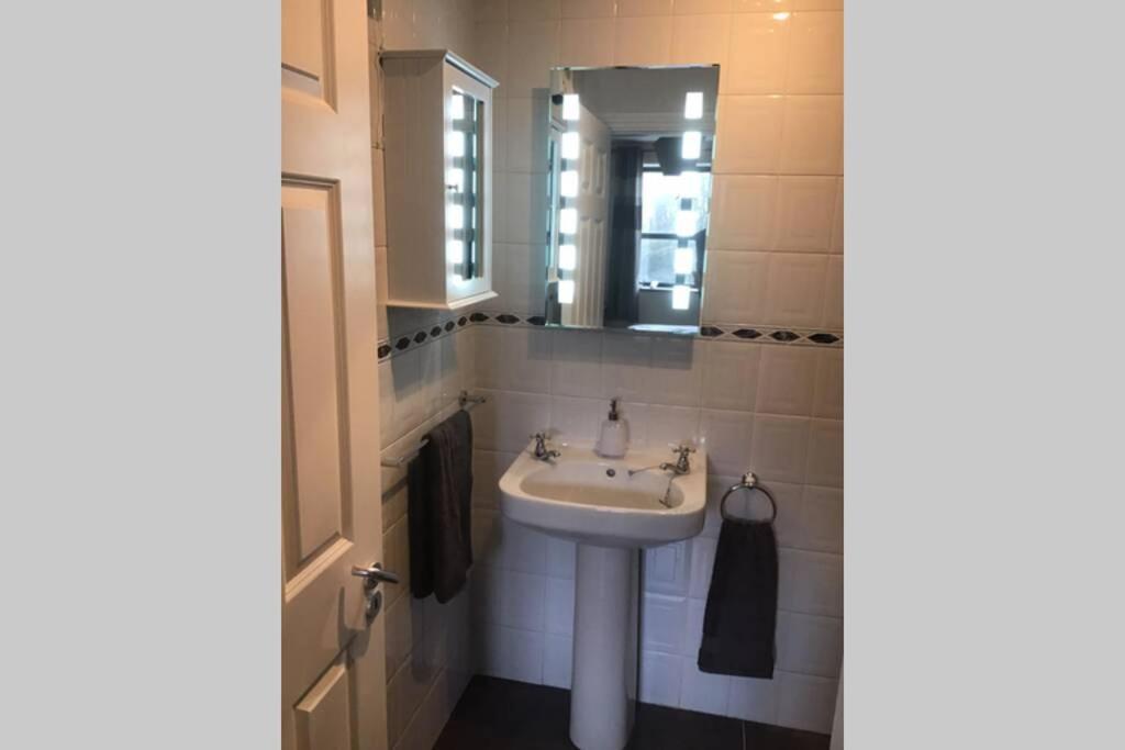 Waterfront Apartment Completely Refurbished Уестпорт Екстериор снимка
