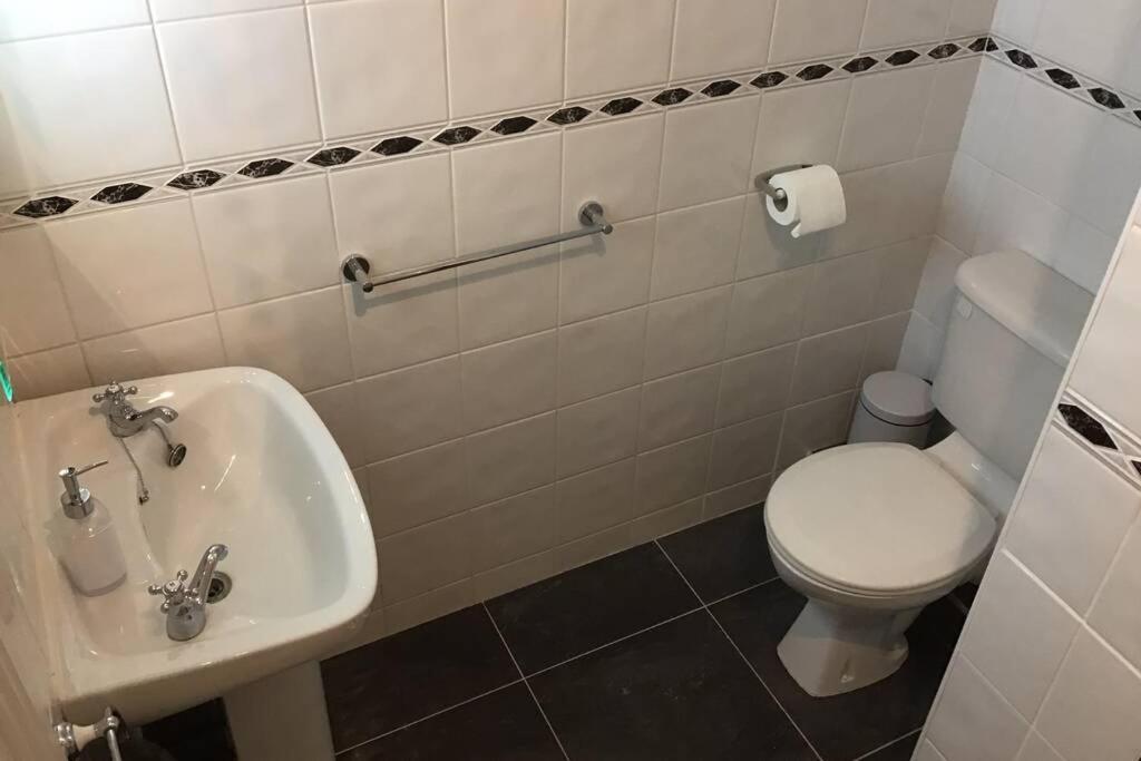 Waterfront Apartment Completely Refurbished Уестпорт Екстериор снимка