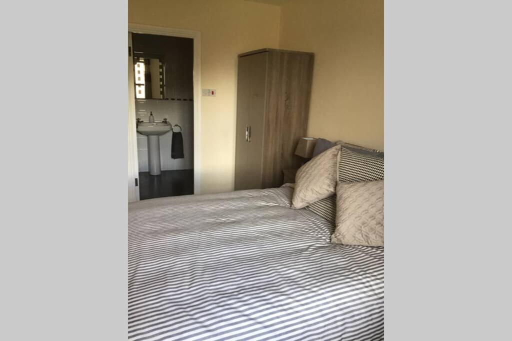 Waterfront Apartment Completely Refurbished Уестпорт Екстериор снимка